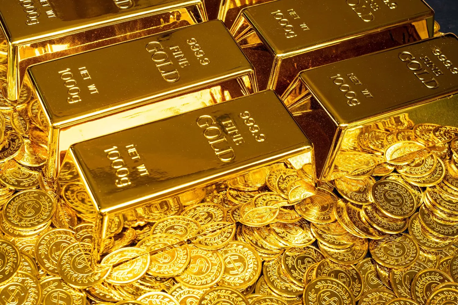 Gold Prices Surge to Record Near $4,700/oz as Trade War Fears and Geopolitical Risks Intensify