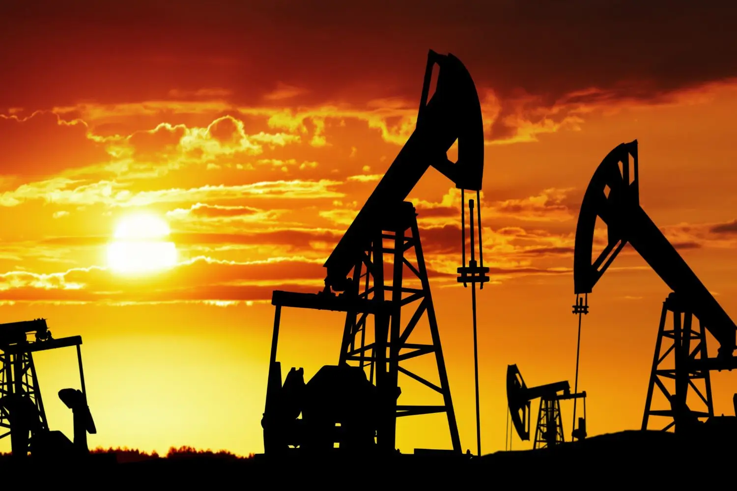 Oil Prices Surge as U.S.–Israel–Iran Tensions Heighten Supply Risks in the Strait of Hormuz