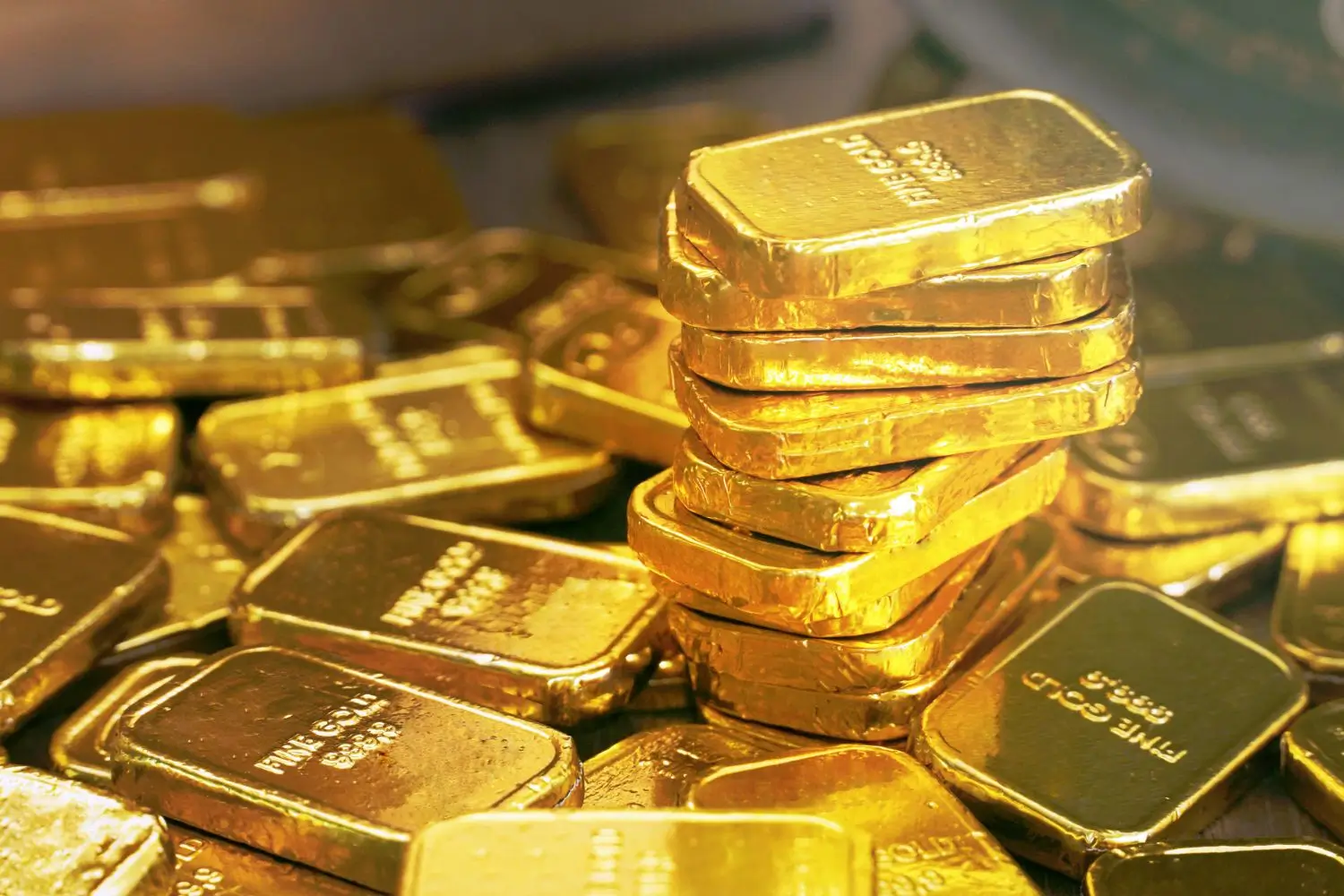 Gold Holds Near $5,000: Why Hasn’t It Surged Despite Rising Geopolitical Tensions?