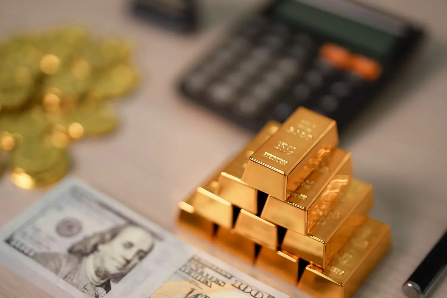 Gold Prices See Sharp Volatility as Wall Street Experts Split on Short-Term Outlook